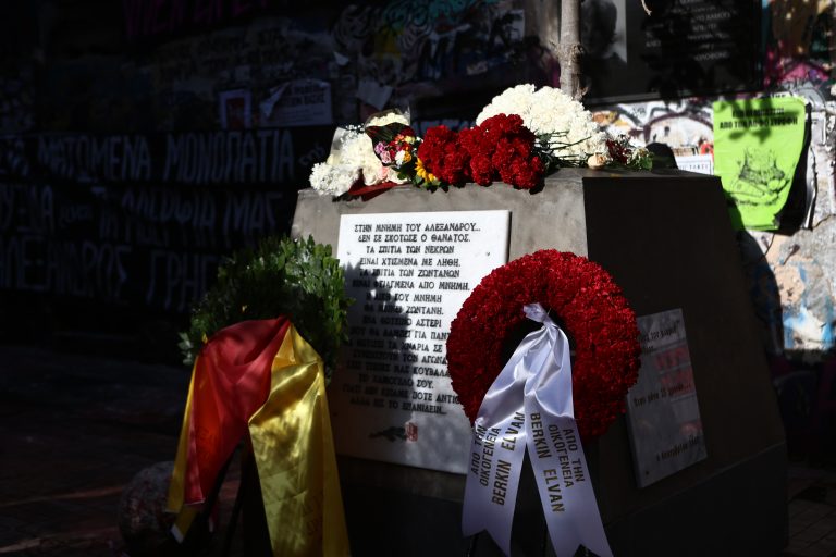 Επέτειος Γρηγορόπουλου: 17 χρόνια από τη δολοφονία – Συγκεντρώσεις υπό «δρακόντεια» μέτρα της ΕΛ.ΑΣ., ποιοι σταθμοί του Μετρό έκλεισαν