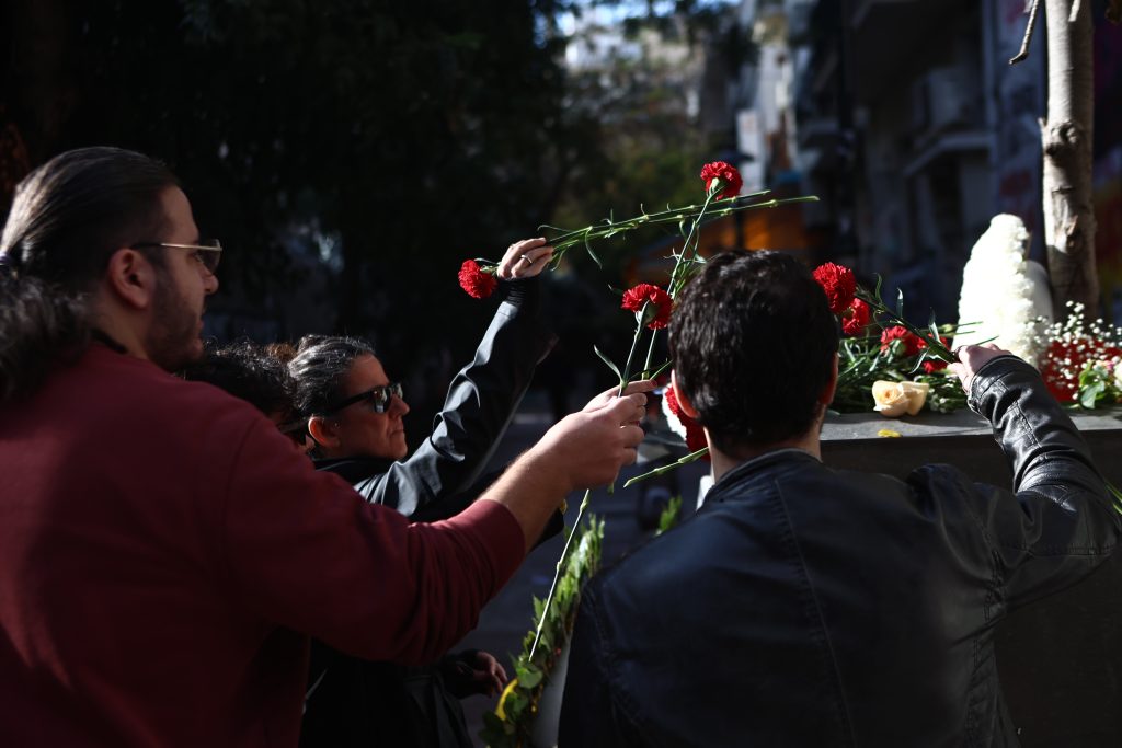 Επέτειος Γρηγορόπουλου: 17 χρόνια από τη δολοφονία – Συγκεντρώσεις υπό «δρακόντεια» μέτρα της ΕΛ.ΑΣ., ποιοι σταθμοί του Μετρό έκλεισαν