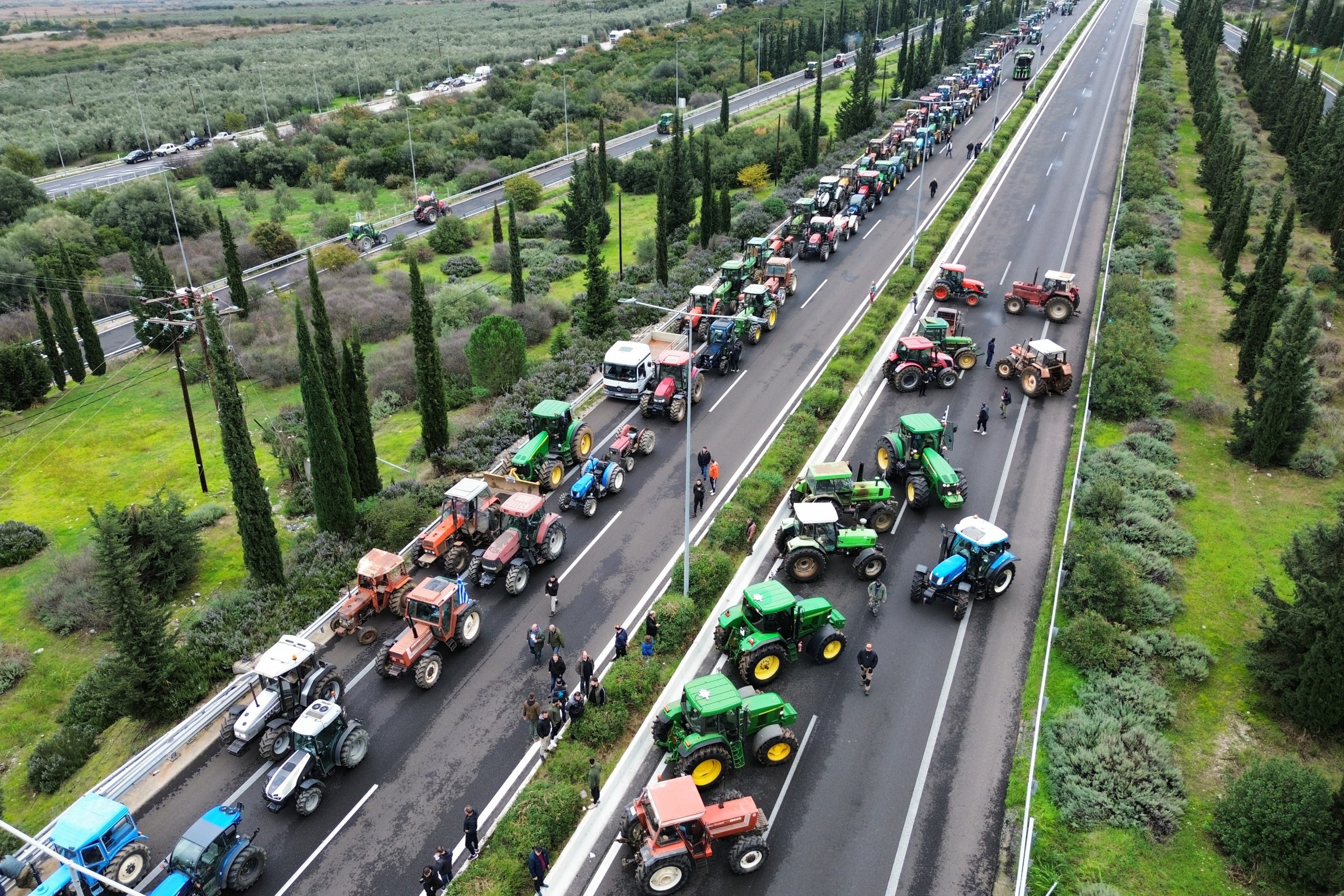 Κλιμακώνουν τη στάση τους οι αγρότες: Σε «ασφυξία» το οδικό δίκτυο – Νέα μπλόκα σε όλη τη χώρα