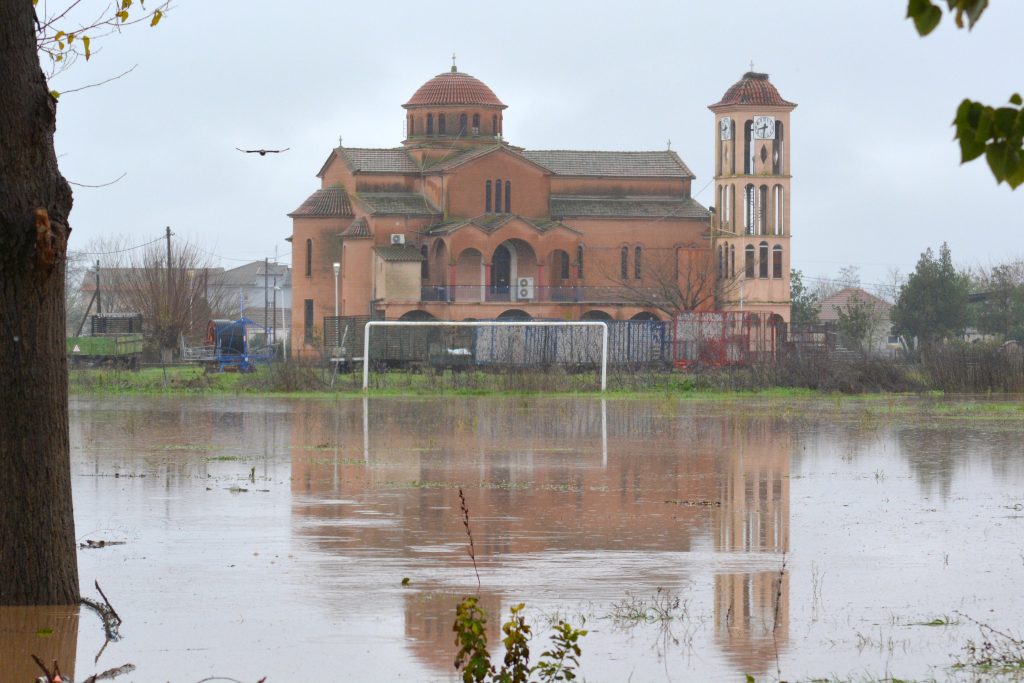 Σαρωτικό το πέρασμα της κακοκαιρίας στην Αττική – Εικόνες καταστροφής μετά την υπερχείλιση παραπόταμου του Ενιπέα στη Λάρισα