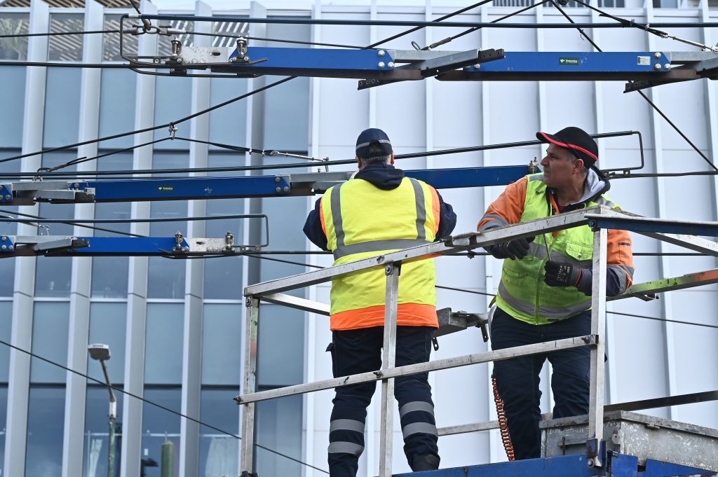 Με μικροένταση ξεκίνησε το ξήλωμα του δικτύου τρόλεϊ στον Πειραιά – Δέσμευση Κυρανάκη για αυξήσεις και προσλήψεις