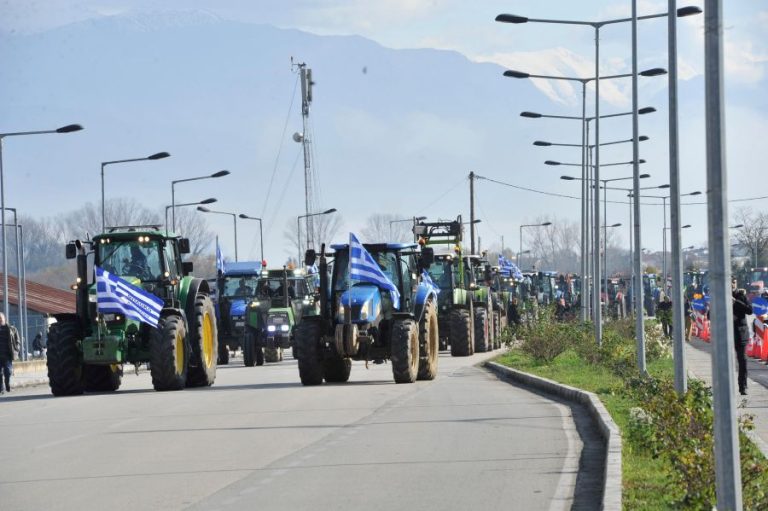 Αγροτικά μπλόκα: Αποκλεισμοί σε Εθνική, Εγνατία και Ιόνια Οδό – Νέες συνελεύσεις το μεσημέρι