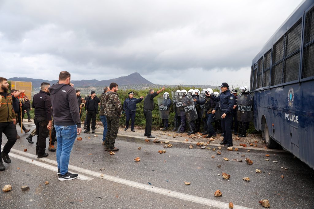 Οι αγρότες πολιορκούν τα αεροδρόμια Ηρακλείου και Χανίων – Σοβαρά επεισόδια με συγκρούσεις, πετροπόλεμο και χημικά