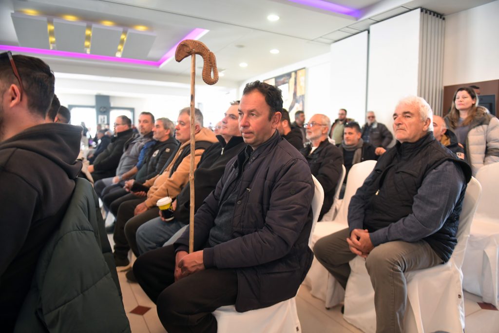 Σε εξέλιξη η κρίσιμη συνεδρίαση των αγροτών για το μέλλον των μπλόκων – Αποφασισμένοι να συνεχίσουν τις κινητοποιήσεις