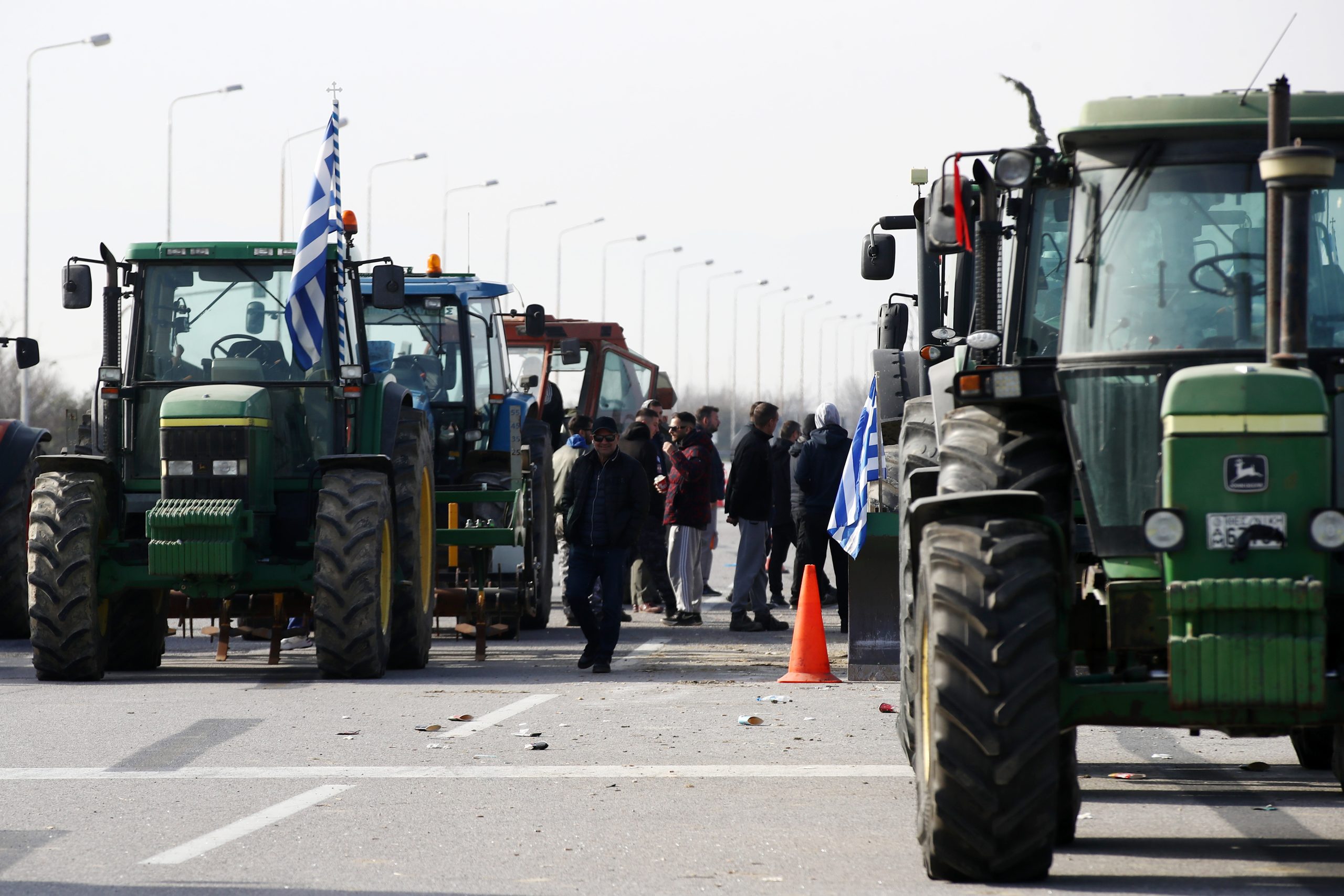 Αγροτικά μπλόκα σε όλη τη χώρα: Ουρές χιλιομέτρων από νταλίκες στα τελωνεία – Το Σάββατο «σηκώνουν» τις μπάρες στα διόδια