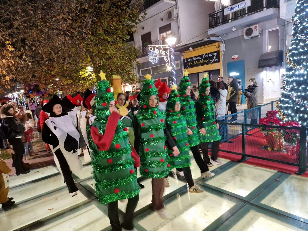 Πλήθος κόσμου στην χριστουγεννιάτικη παρέλαση του δήμου Ρήγα Φεραίου