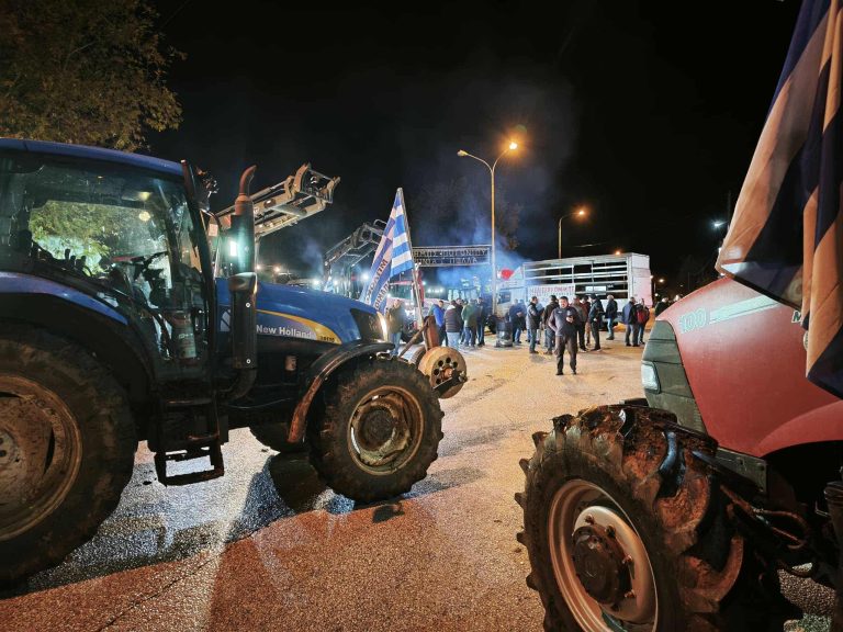 Μπλόκο αγροτών στο Καλπάκι: Παραταγμένα τα τρακτέρ – Κλειστός ο δρόμος προς Κακαβιά για φορτηγά και νταλίκες