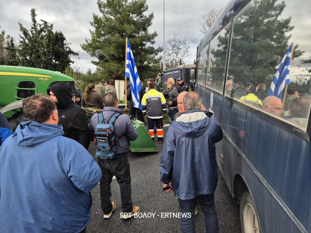 Στις Μικροθήβες αγρότες από Αλμυρό και Ρήγα Φεραίο έκλεισαν την Εθνική Οδό