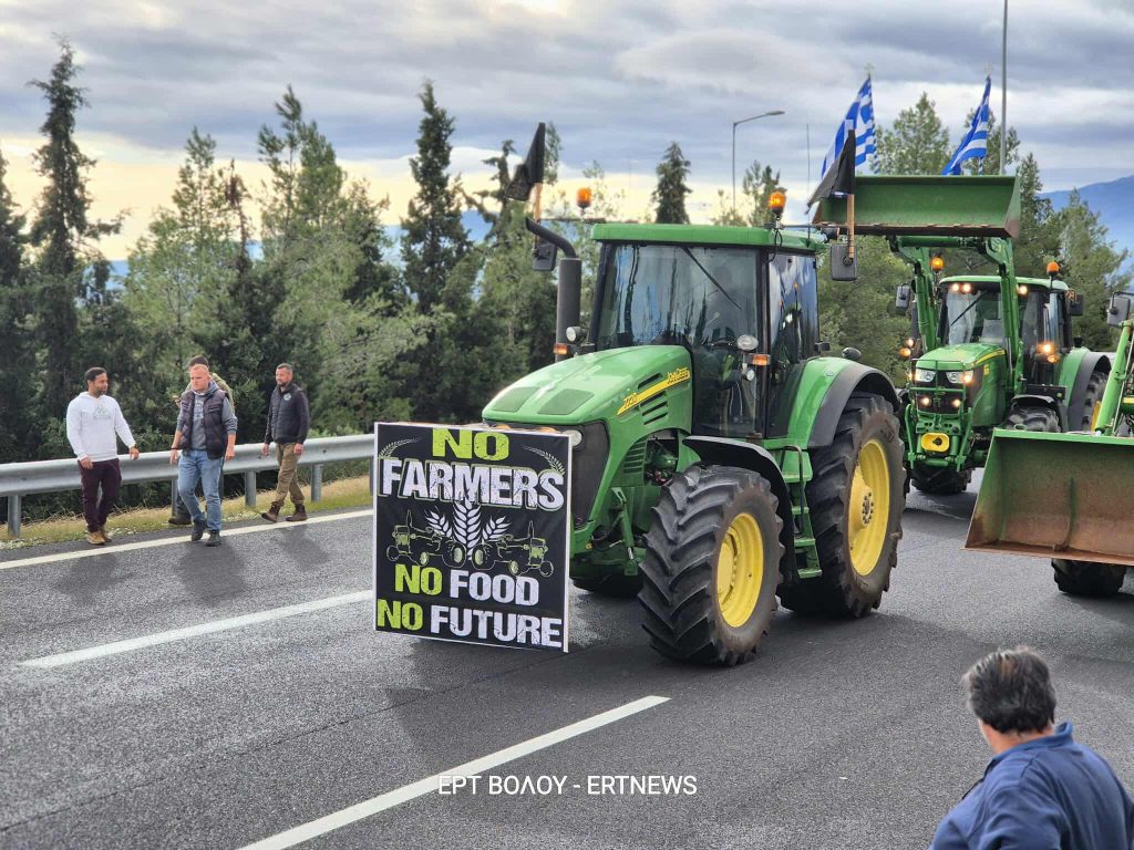 Στις Μικροθήβες αγρότες από Αλμυρό και Ρήγα Φεραίο έκλεισαν την Εθνική Οδό
