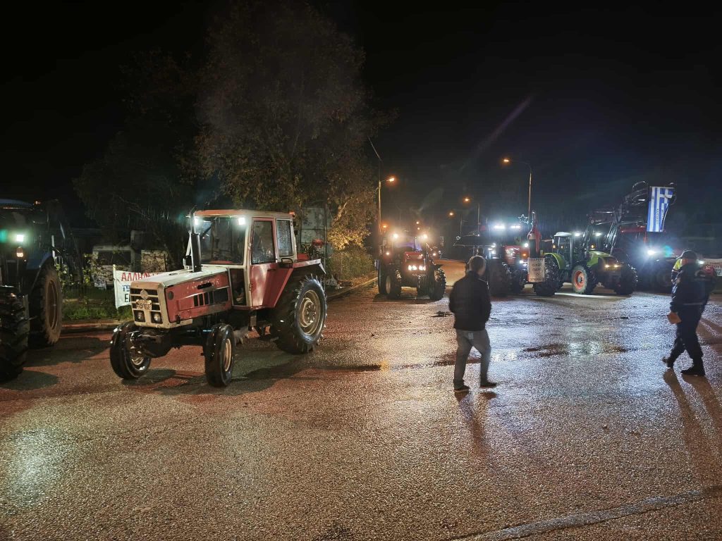 Αυξάνονται τα τρακτέρ στα αγροτικά μπλόκα – Πληθαίνουν οι αποκλεισμοί σε εθνικές οδούς και τελωνεία