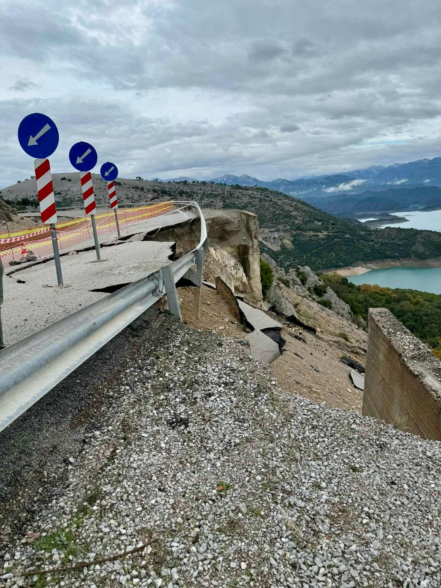 Διακόπηκε η κυκλοφορία στον επαρχιακό δρόμο από Αλευράδα προς Γέφυρα Τατάρνας στην Αιτωλοακαρνανία