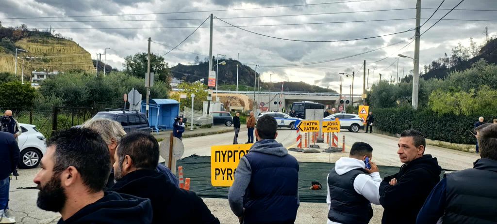 Αμετακίνητοι οι αγρότες στα μπλόκα – Εξαπλώνονται σε όλη τη χώρα οι κινητοποιήσεις