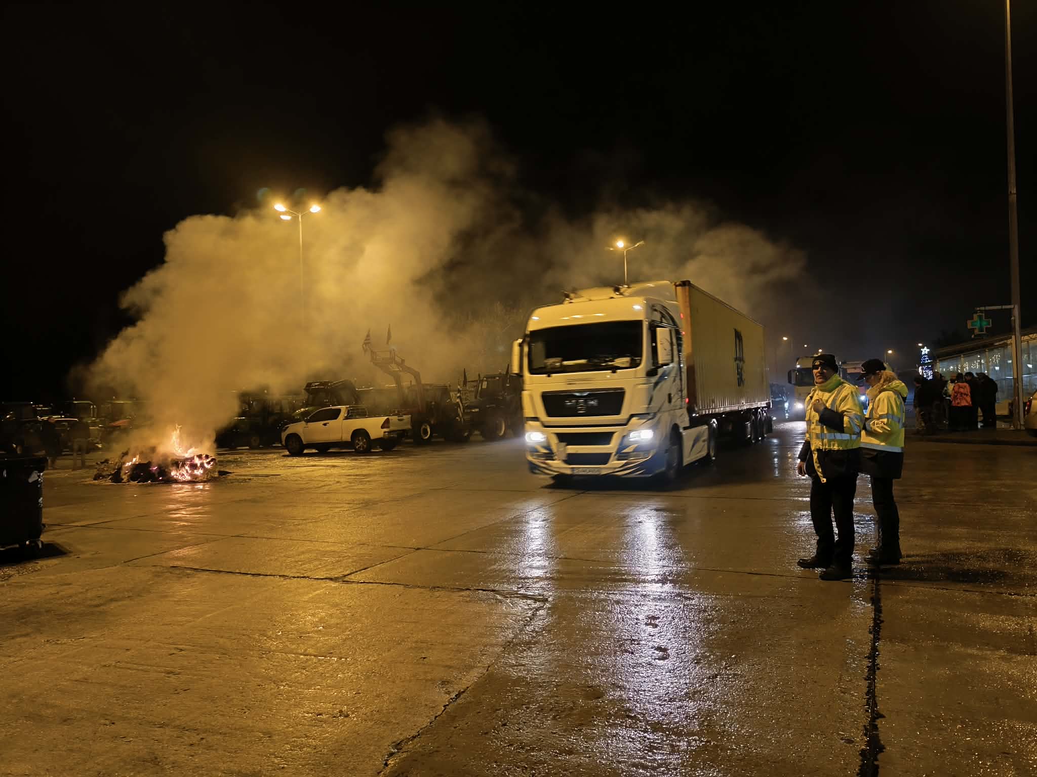 Σέρρες: Οι αγρότες άνοιξαν το τελωνείο του Προμαχώνα – Εκατοντάδες νταλίκες περνούν από τα σύνορα
