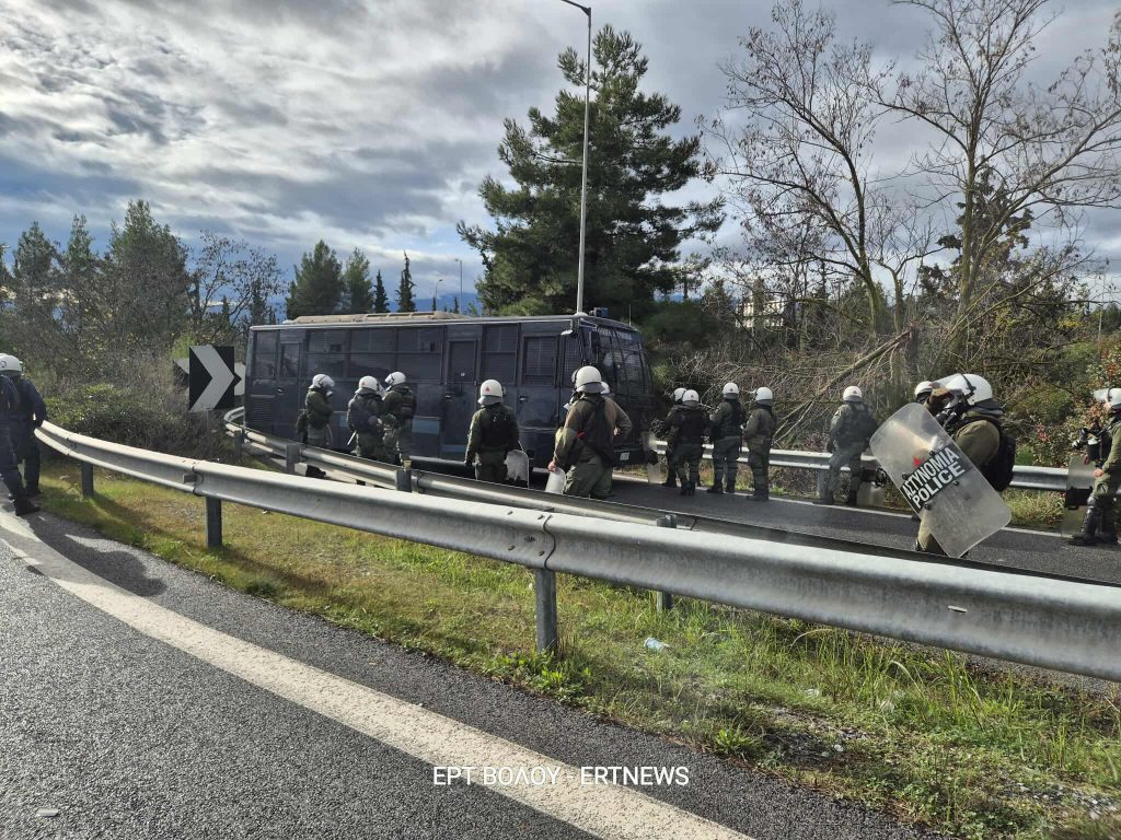 Στις Μικροθήβες αγρότες από Αλμυρό και Ρήγα Φεραίο έκλεισαν την Εθνική Οδό