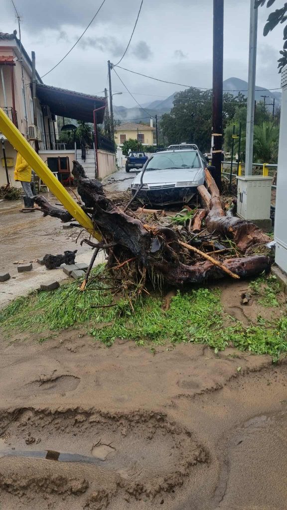 Οδοιπορικό του ΕΡΤnews στον Πλάτανο Λακωνίας: Σπίτια και αυτοκίνητα έγιναν ένα – Συγκλονιστικές εικόνες από απεγκλωβισμούς