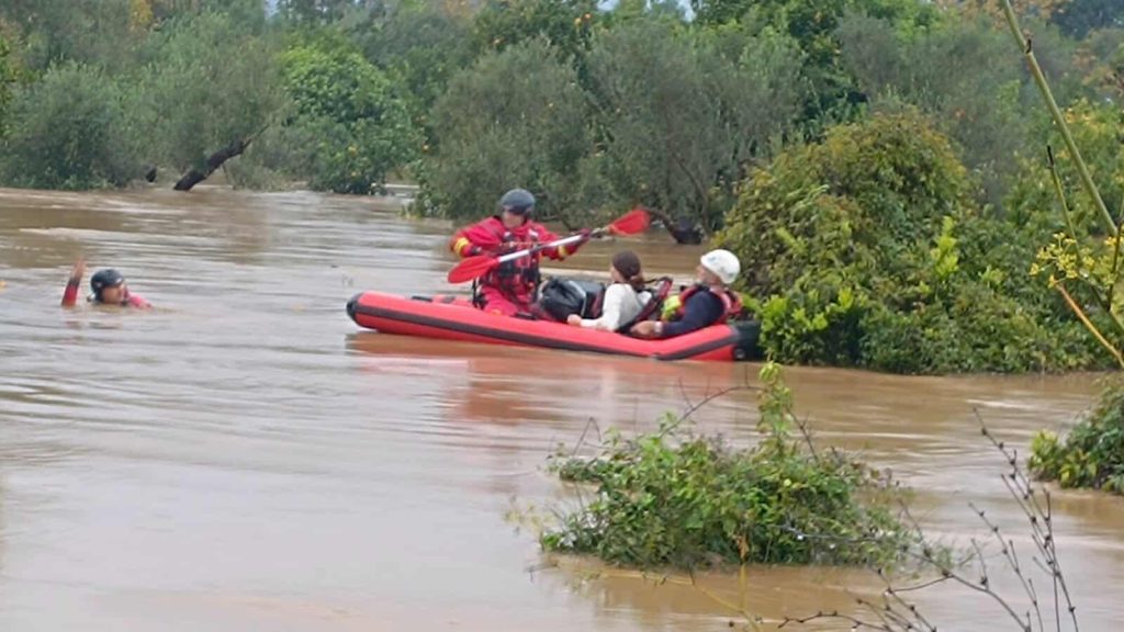 Οδοιπορικό του ΕΡΤnews στον Πλάτανο Λακωνίας: Σπίτια και αυτοκίνητα έγιναν ένα – Συγκλονιστικές εικόνες από απεγκλωβισμούς