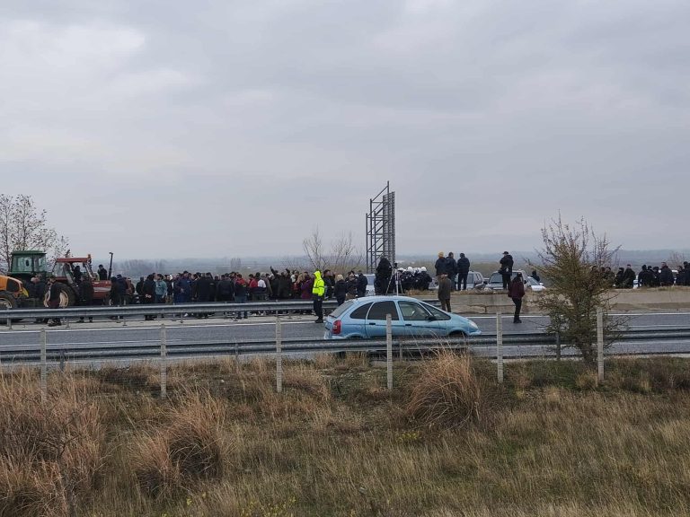 Σέρρες: Αγρότες αναζητούν περάσματα προς τον Προμαχώνα – Η πορεία των τρακτέρ σταμάτησε στο 2ο μπλόκο της Αστυνομίας