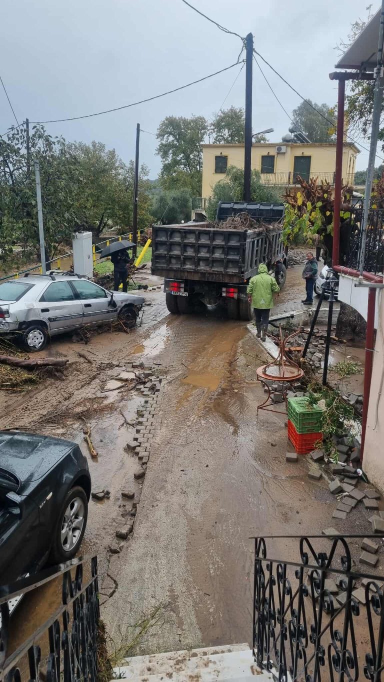 Ποτάμια λάσπης σε Λακωνία και Μεσσηνία: Αυτοκίνητα σε αυλές σπιτιών – Κομμένοι δρόμοι σε Νέα Κορώνη και Φοινικούντα