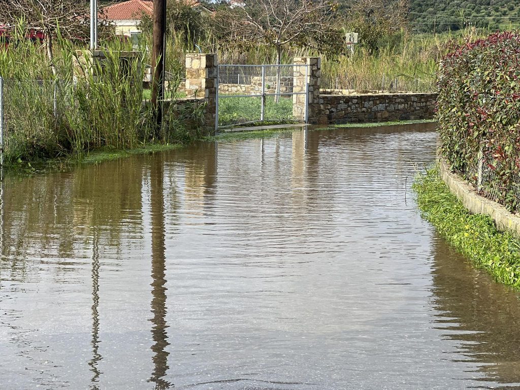 Κάτοικοι και τουρίστες σώθηκαν από «θαύμα» στη Φοινικούντα – Κολύμπησαν βγαίνοντας από τα παράθυρα για να σωθούν