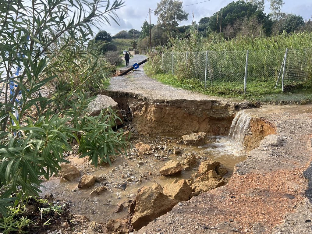 Κάτοικοι και τουρίστες σώθηκαν από «θαύμα» στη Φοινικούντα – Κολύμπησαν βγαίνοντας από τα παράθυρα για να σωθούν