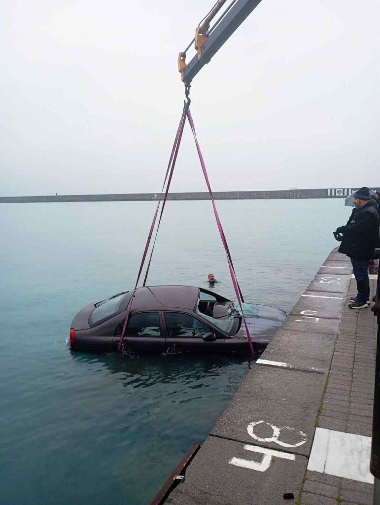 Καλαμάτα: Αυτοκίνητο έπεσε στη θάλασσα – Απεγκλωβίστηκε 86χρονος οδηγός