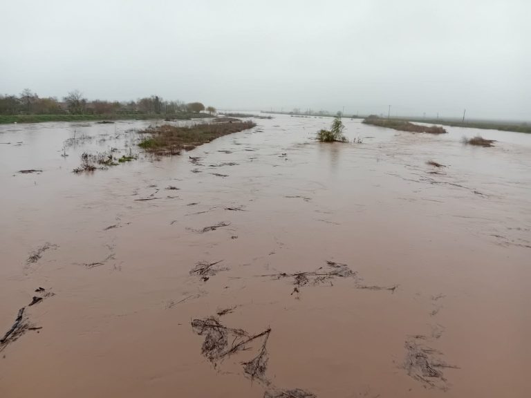 Κακοκαιρία Byron: Εκκένωση χωριού λόγω υπερχείλισης παραπόταμου του Ενιπέα στη Λάρισα – Σε επιφυλακή άλλες πέντε κοινότητες