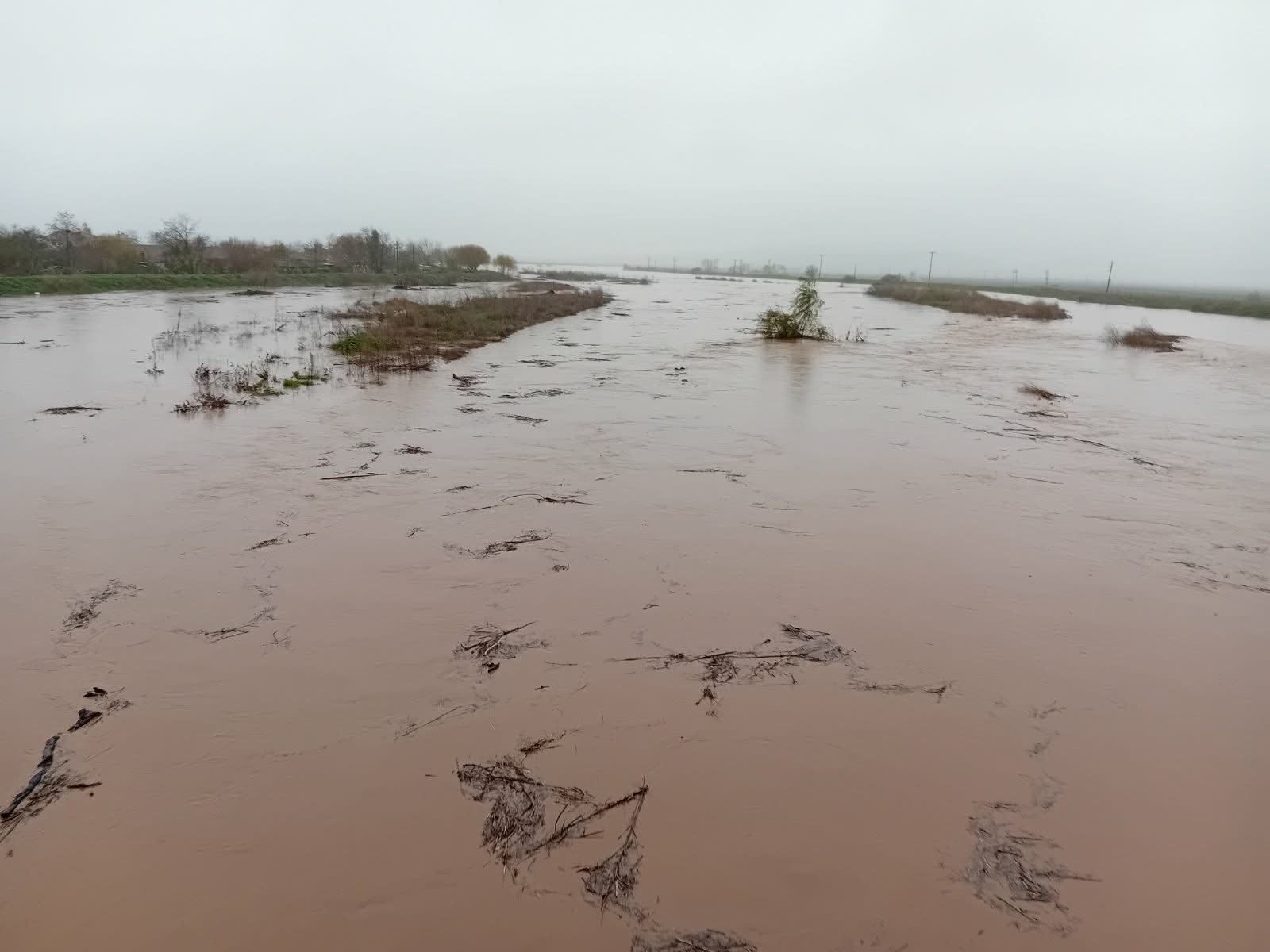 Κακοκαιρία Byron: Εκκένωση χωριού λόγω υπερχείλισης παραπόταμου του Ενιπέα στη Λάρισα – Σε επιφυλακή άλλες πέντε κοινότητες