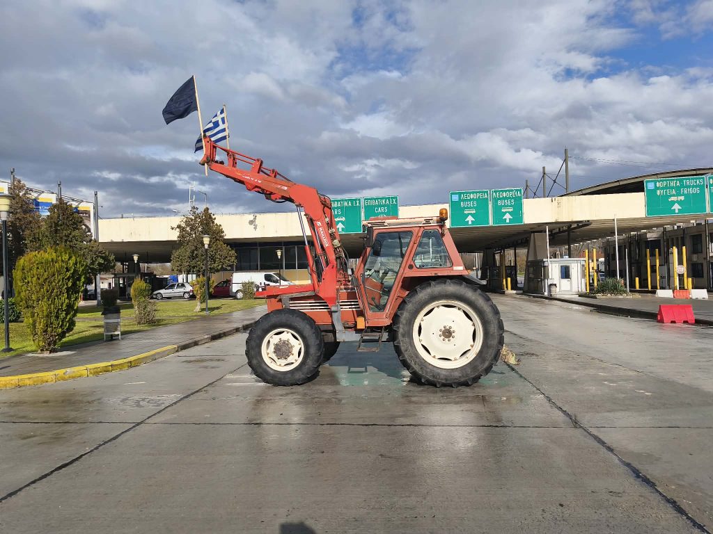 Απέκλεισαν και τα δύο ρεύματα για τα φορτηγά οι αγρότες στον Προμαχώνα – Στο πλευρό τους οδηγοί ταξί και φορτηγών