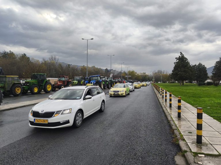 Απέκλεισαν και τα δύο ρεύματα για τα φορτηγά οι αγρότες στον Προμαχώνα – Στο πλευρό τους οδηγοί ταξί και φορτηγών