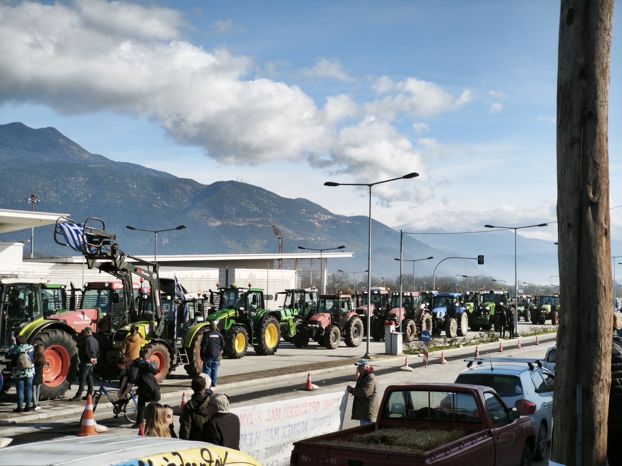 Κλειστή παραμένει η Ιόνια Οδός σε Αγγελόκαστρο – Νέο μπλόκο στην Άρτα στον κόμβο Κεραμάτες