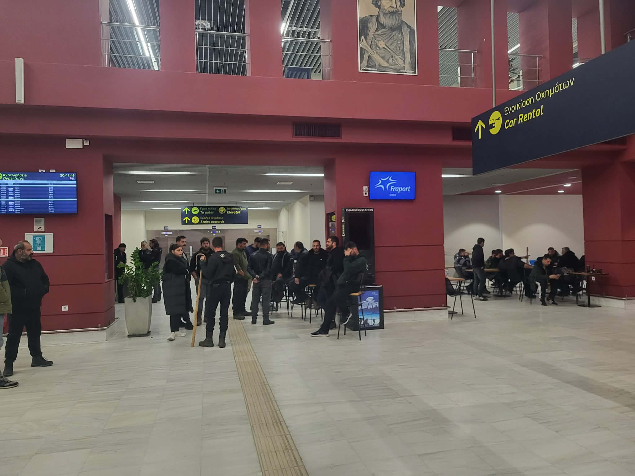Για τρίτη ημέρα στο αεροδρόμιο οι αγρότες και οι κτηνοτρόφοι των Χανίων – Κανονικά οι πτήσεις