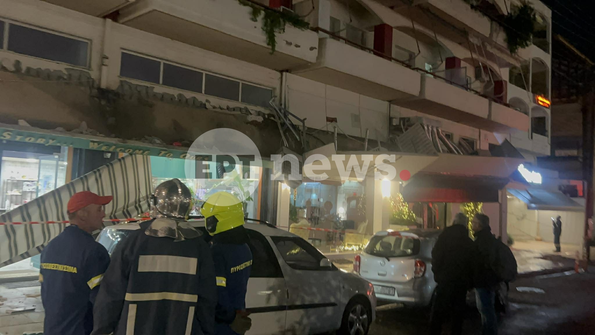 Καλαμάτα: Κατέρρευσε τσιμεντένια μαρκίζα σε πεζοδρόμιο στο κέντρο της πόλης
