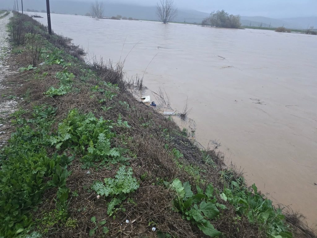 Κακοκαιρία Byron: Εκκένωση χωριού λόγω υπερχείλισης παραπόταμου του Ενιπέα στη Λάρισα – Σε επιφυλακή άλλες πέντε κοινότητες