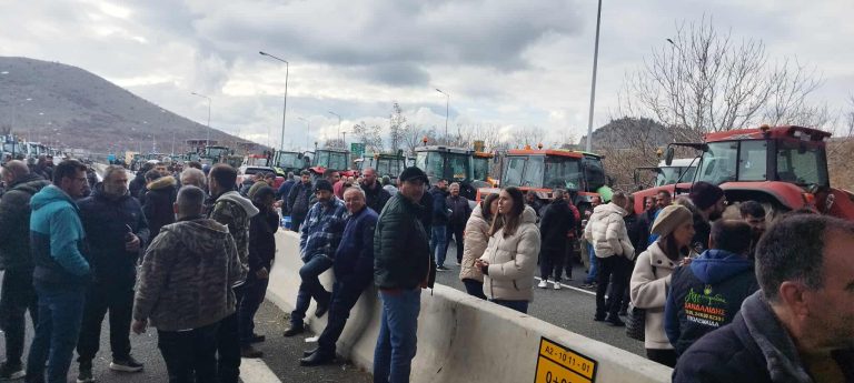 Δυτ. Μακεδονία: Αμετακίνητοι οι αγρότες στο μπλόκο της Μπάρας Σιάτιστας