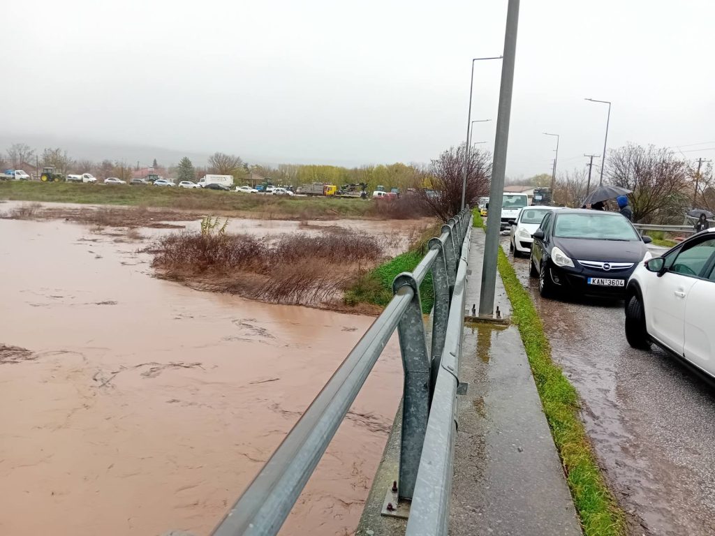 Κακοκαιρία Byron: Εκκένωση χωριού λόγω υπερχείλισης παραπόταμου του Ενιπέα στη Λάρισα – Σε επιφυλακή άλλες πέντε κοινότητες