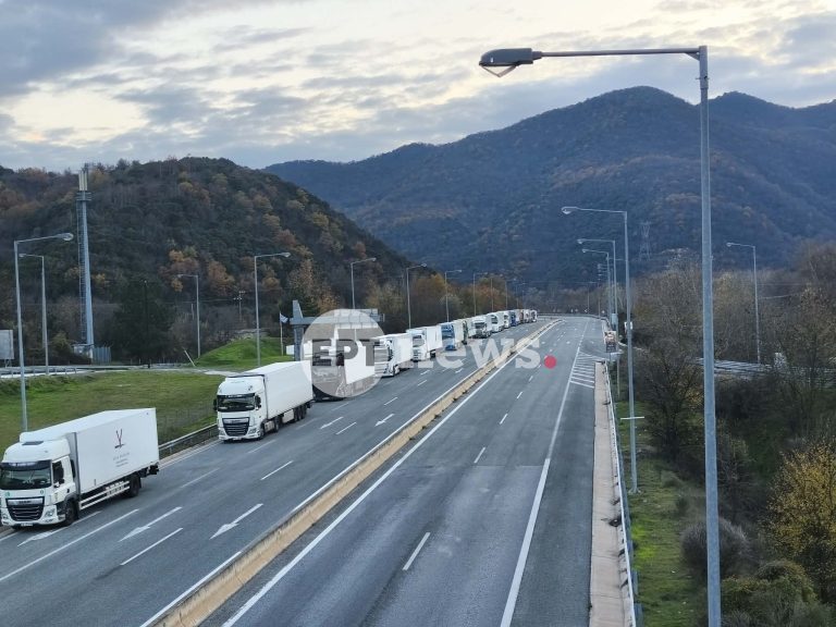 Προμαχώνας: Μέχρι τις 18:00 ο αποκλεισμός των φορτηγών από τους αγρότες – Ουρές χιλιομέτρων στα σύνορα