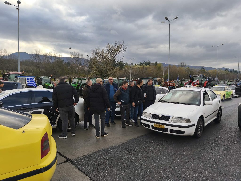 Οδηγοί ταξί και φορτηγών στο πλευρό των αγροτών στον Προμαχώνα