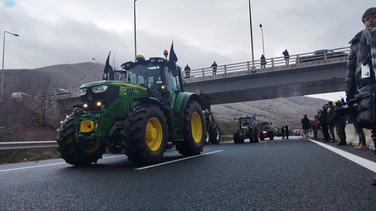 Ατσαλώνουν τη στάση τους οι αγρότες – Πού στήθηκαν σήμερα νέα μπλόκα