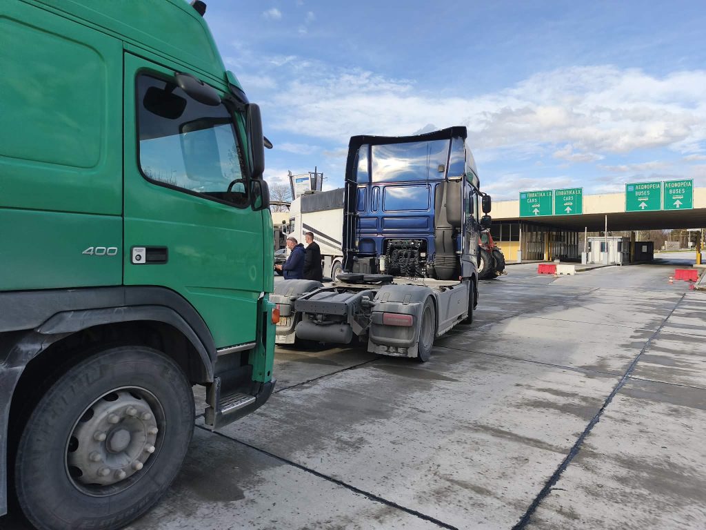 Απέκλεισαν και τα δύο ρεύματα για τα φορτηγά οι αγρότες στον Προμαχώνα – Στο πλευρό τους οδηγοί ταξί και φορτηγών