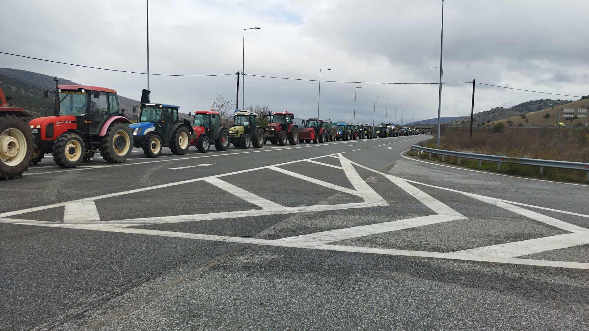 Ατσαλώνουν τη στάση τους οι αγρότες – Πού στήθηκαν σήμερα νέα μπλόκα