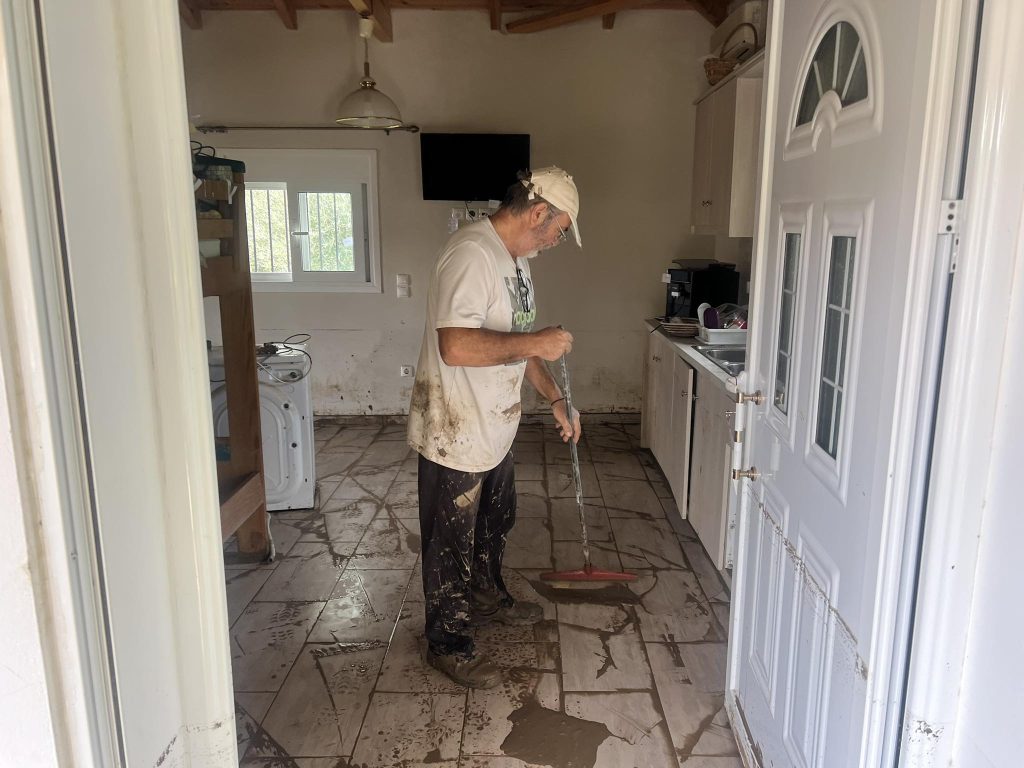 Φοινικούντα: Μετρούν τις πληγές τους οι κάτοικοι – Κατεστραμμένες συσκευές και σοβαρές ζημιές σε σπίτια