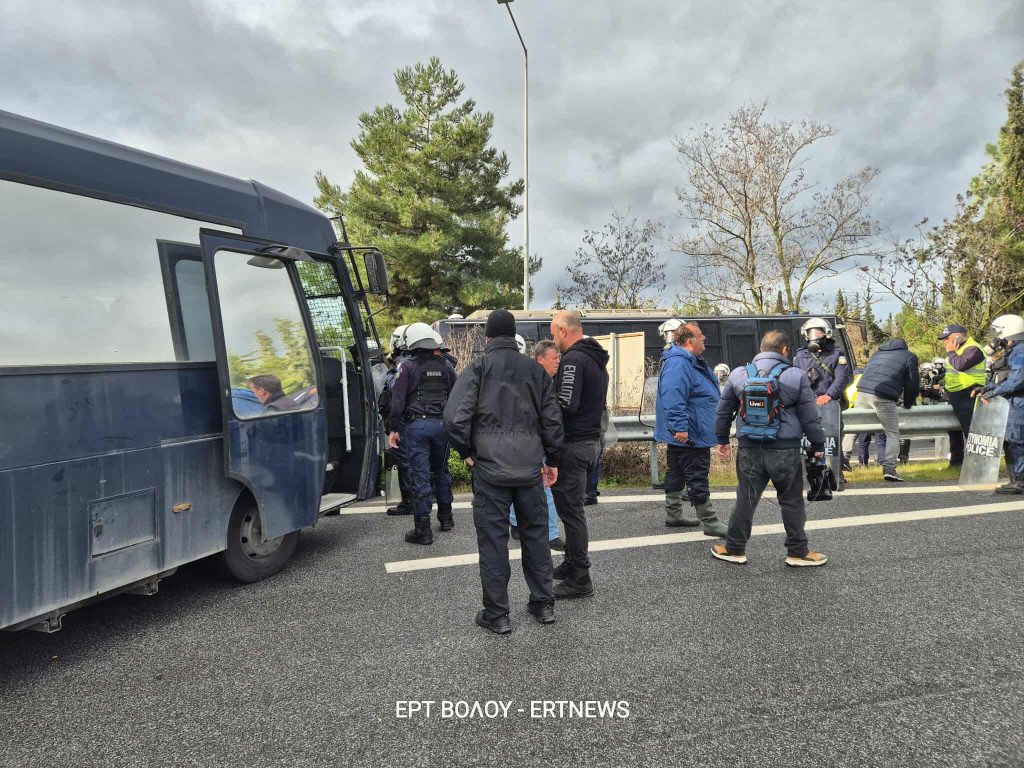 Στις Μικροθήβες αγρότες από Αλμυρό και Ρήγα Φεραίο έκλεισαν την Εθνική Οδό