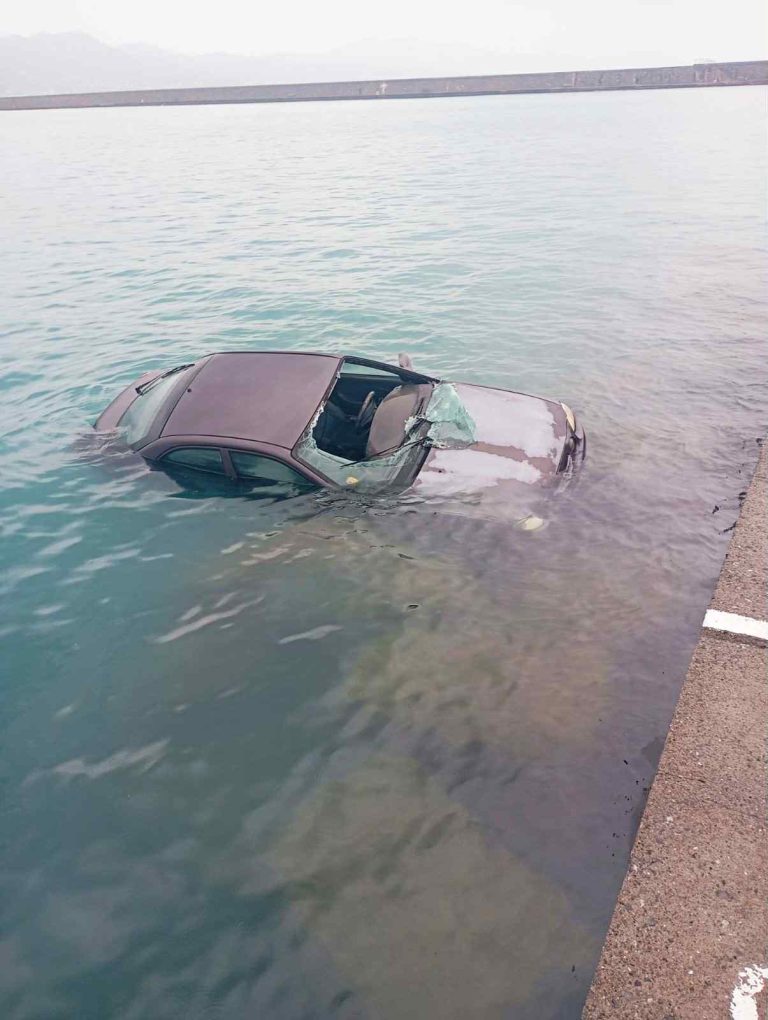 Καλαμάτα: Αυτοκίνητο έπεσε στη θάλασσα – Απεγκλωβίστηκε 86χρονος οδηγός