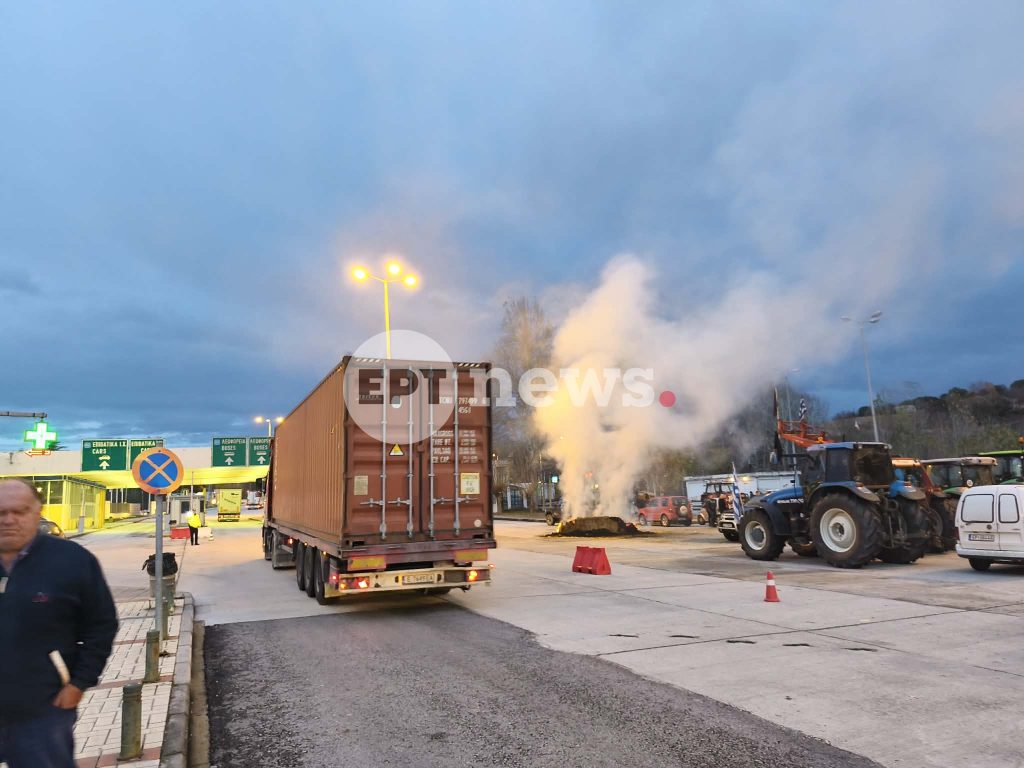 Αγροτικά μπλόκα: Αποκλεισμοί σε Εθνική, Εγνατία και Ιόνια Οδό – Νέες συνελεύσεις το μεσημέρι