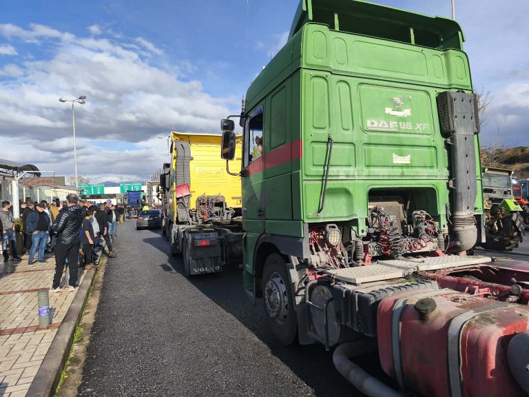 Απέκλεισαν και τα δύο ρεύματα για τα φορτηγά οι αγρότες στον Προμαχώνα – Στο πλευρό τους οδηγοί ταξί και φορτηγών