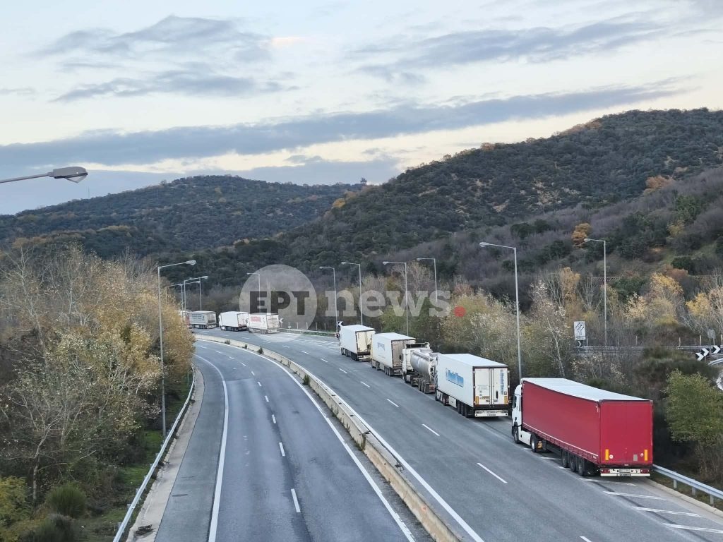Προμαχώνας: Μέχρι τις 18:00 ο αποκλεισμός των φορτηγών από τους αγρότες – Ουρές χιλιομέτρων στα σύνορα