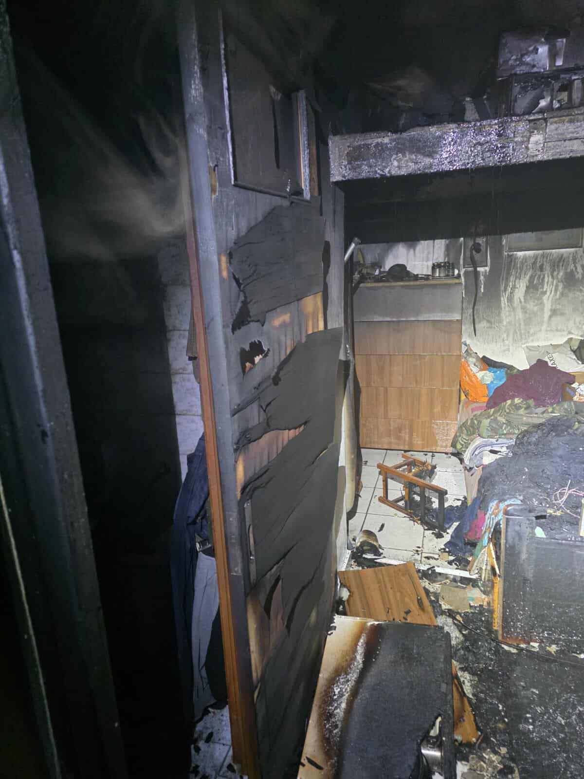 Δραματική διάσωση μητέρας και γιου από το φλεγόμενο σπίτι τους στη Χίο  (βίντεο) - ertnews.gr