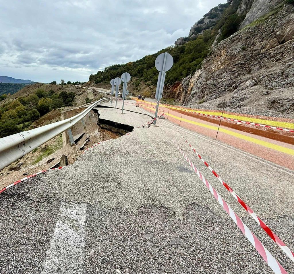Διακόπηκε η κυκλοφορία στον επαρχιακό δρόμο από Αλευράδα προς Γέφυρα Τατάρνας στην Αιτωλοακαρνανία