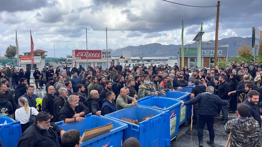 Επεισόδια μεταξύ αγροτών και αστυνομίας σε Ηράκλειο, Χανιά και Καρδίτσα: Συγκρούσεις, πετροπόλεμος και χημικά – Πού υπάρχουν μπλόκα