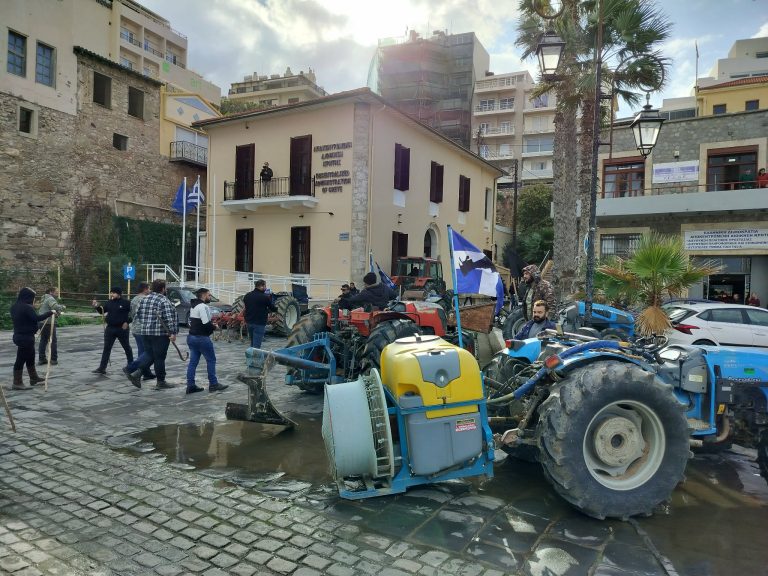 Κρήτη: Κατέλαβαν τα γραφεία της Αποκεντρωμένης Διοίκησης οι αγρότες του Ηρακλείου